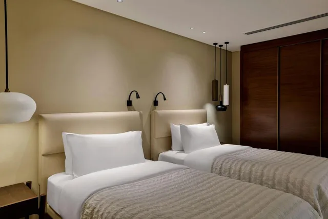 جناح ملكي بسريرين منفصلين وسرير كينج بغرفتي نوم مع دخول صالة النادي، Le Meridien Dubai Hotel and Conference Centre 3/6