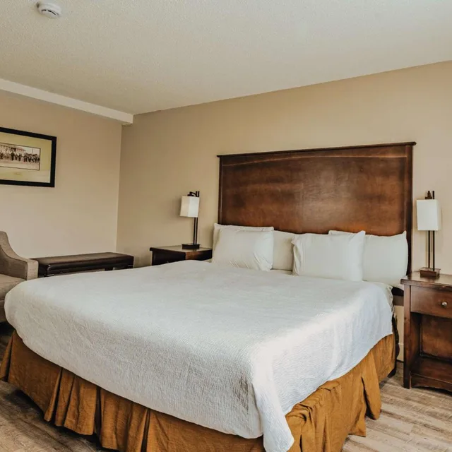 غرفة بسرير كينج بحوض استحمام لذوي الإعاقة، SureStay Plus by Best Western Coquitlam 2/7