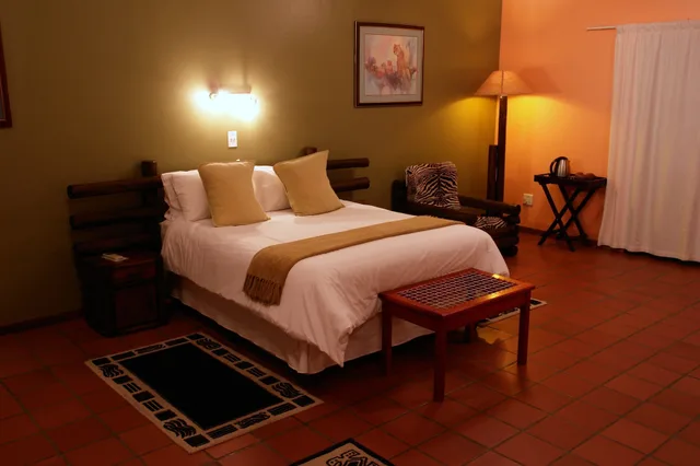 Chalet, 1 Double and 1 Single Bed, Kalahari Arms Hotel 4/6