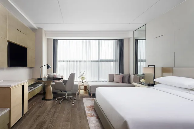 جناح كلوب بسرير كينج بغرفة نوم واحدة، Shanghai Marriott Hotel Kangqiao 1/3