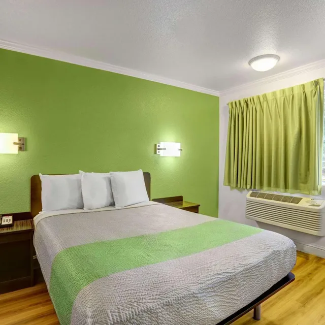 1 Queen Bed - Smoking, Motel6 King City, CA 6/10