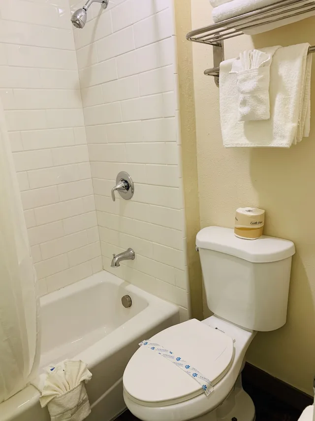 غرفة قياسية بسرير كينج، Rodeway Inn Fallbrook Downtown 6/6