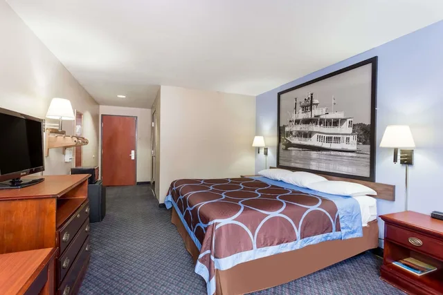 Standard, King Bed, Accessible, Super 8 By Wyndham Indianola 5/9