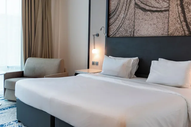 غرفة تنفيذية بسرير كينج، Novotel Dubai Gold District 1/6
