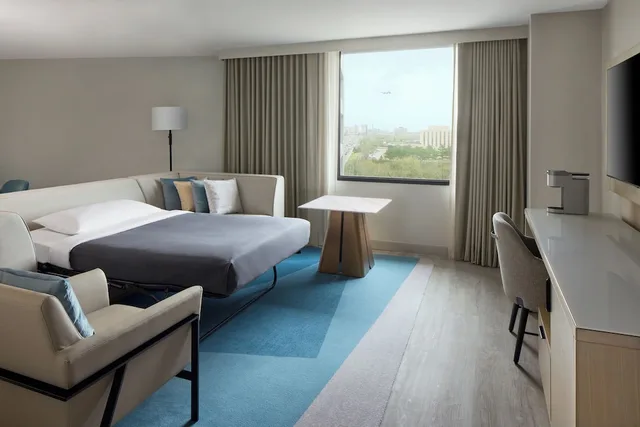 جناح كلوب بسرير كينج بغرفة نوم واحدة مع أريكة، Toronto Airport Marriott 2/9