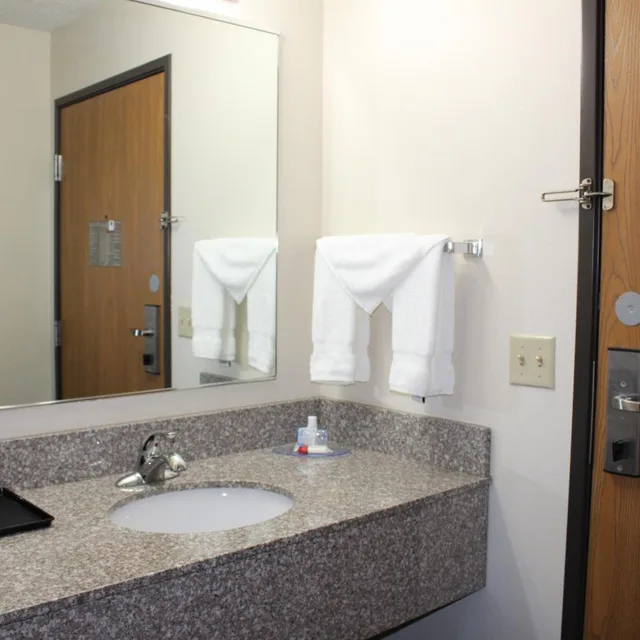 غرفة سوبيريور ثلاثية، Reston Inn & Suites 5/10
