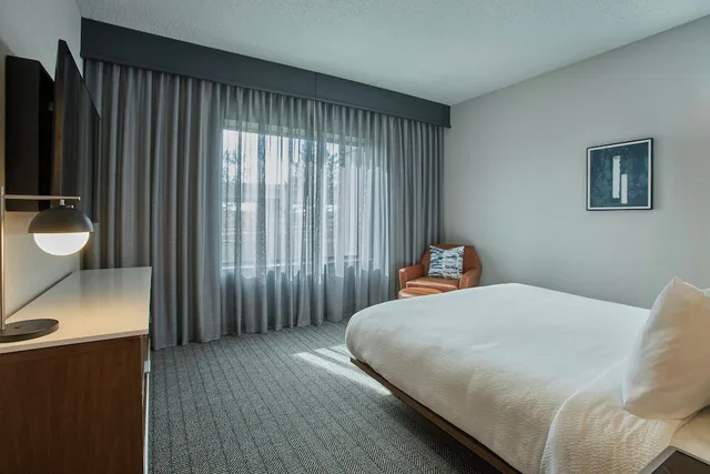 جناح بسرير كينج بغرفة نوم واحدة مع أريكة لذوي الإعاقة، Courtyard By Marriott Wausau 1/2