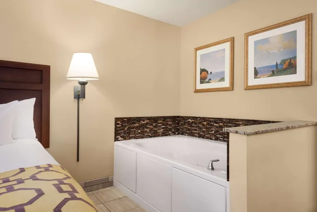جناح استوديو بسرير كينج بجاكوزي، Baymont by Wyndham Mt. Pleasant 5/5