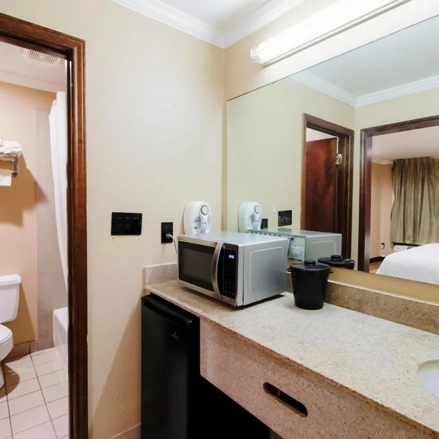 غرفة قياسية بسرير كينج، OYO Pinewood Inn & Suites Silsbee 6/6
