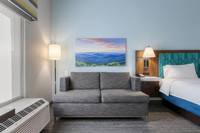 غرفة بسرير كينج مع أريكة بمطبخ صغير، Hampton Inn Front Royal 7/10