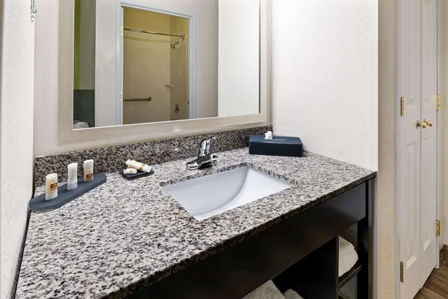 جناح ديلوكس بسرير كينج، La Quinta Inn & Suites by Wyndham Fruita 2/2