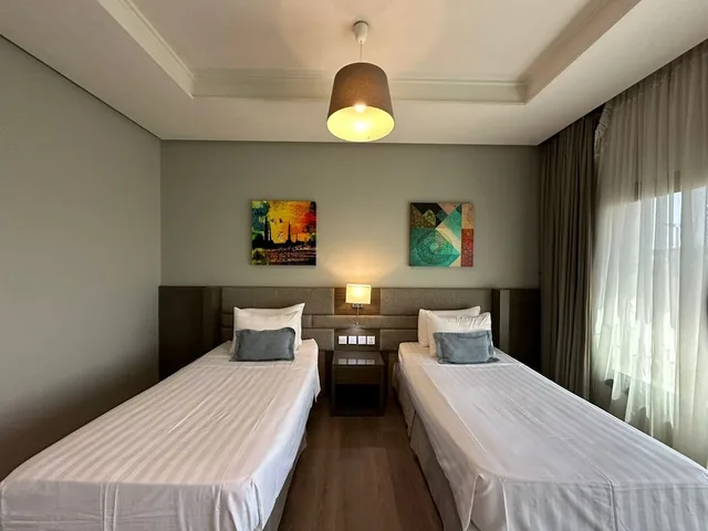 شقة بسريرين منفصلين وسرير كينج بغرفتي نوم، كورنيش لورين سويتس(Loren Suites Corniche) 1/10