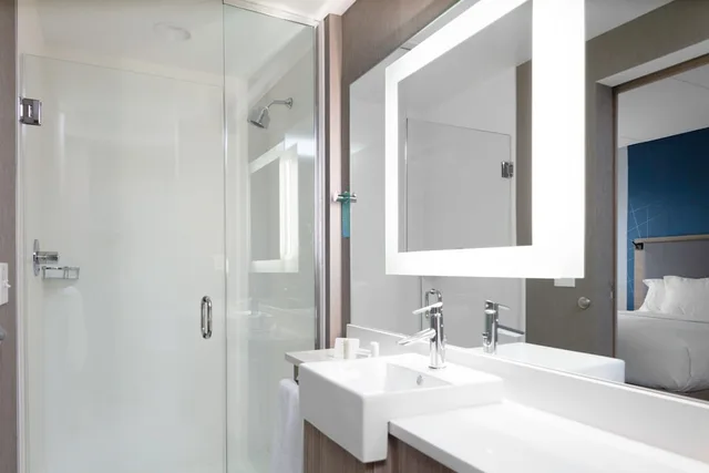 جناح بسريرين كوين مع سرير سحّاب إضافي لذوي الإعاقة، SpringHill Suites by Marriott Durham City View 3/4