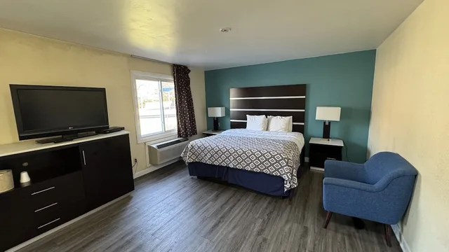 غرفة قياسية بسرير كينج، Americas Best Value Inn New London Mystic 2/3