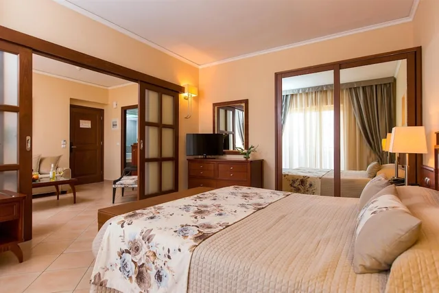Suite, Double Bed, Lateral Side Sea View، Theartemis Palace 2/10