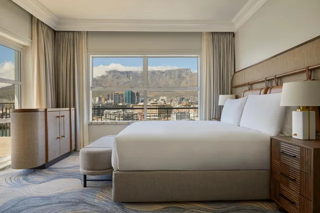 جناح بسرير كينج بإطلالة على الجبل بشرفة بغرفة نوم واحدة، InterContinental Table Bay Cape Town by IHG 3/9