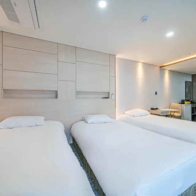 غرفة قياسية ثلاثية، Griffin Bay Hotel 3/6
