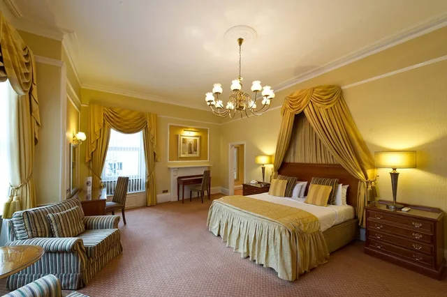 غرفة فاخرة بسرير كينج وسرير فردي، The Royal Fortescue 1/3