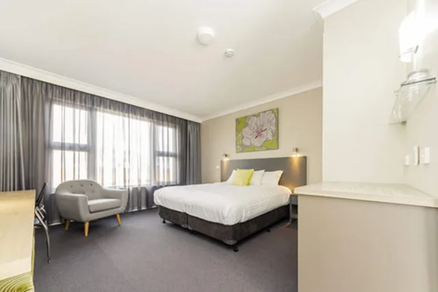 Retreat, Suite, King Bed, Balcony, Cowra Services Club Motel 3/5