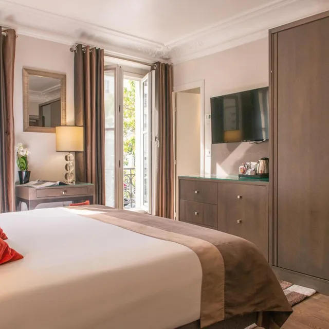 Deluxe, Double Bed, Arc De Triomphe View, Balcony، Hotel La Regence Etoile 1/7