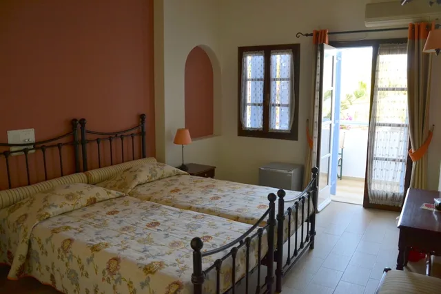 Standard, Double Bed, Pool View, Zephyros Hotel Santorini 3/7