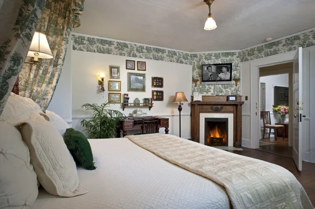 Kensington, Garden, King Bed، Abbington Green Bed &amp; Breakfast Inn 2/6