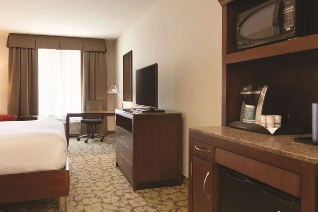 غرفة بريميوم بسرير كينج، Hilton Garden Inn Boston Logan Airport 5/5