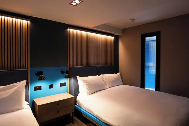 غرفة عائلية بسريرين كينج، Village Hotel Reading 1/8