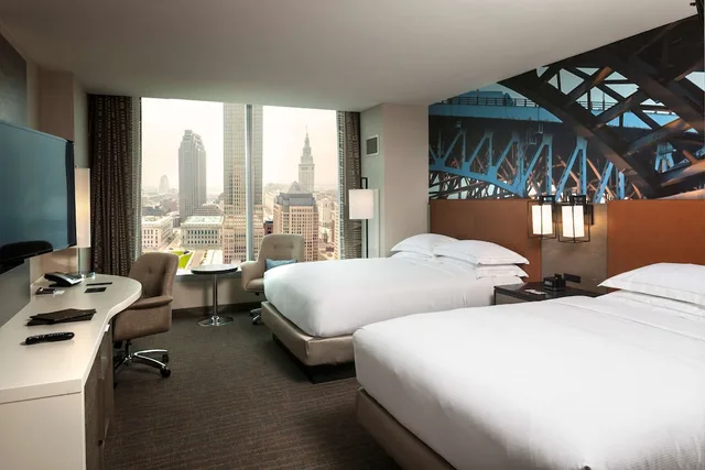 غرفة بسريرين كوين بإطلالة على البحيرة في طابق مرتفع لذوي الإعاقة، Hilton Cleveland Downtown 4/8