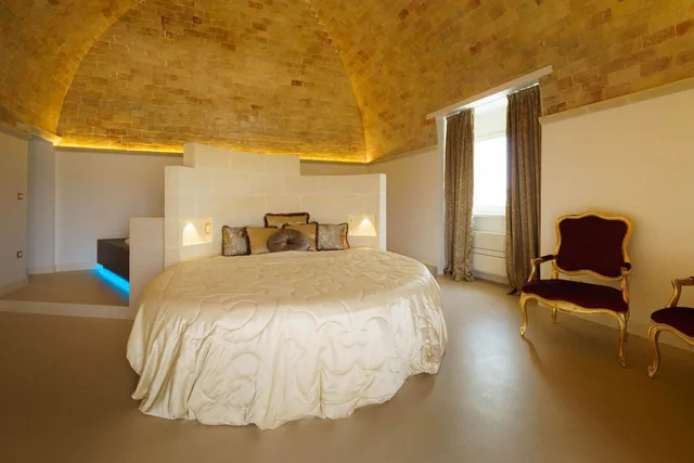 جناح بسرير كوين بشرفة مع أريكة، Antica Torre Di Iuso 1/3