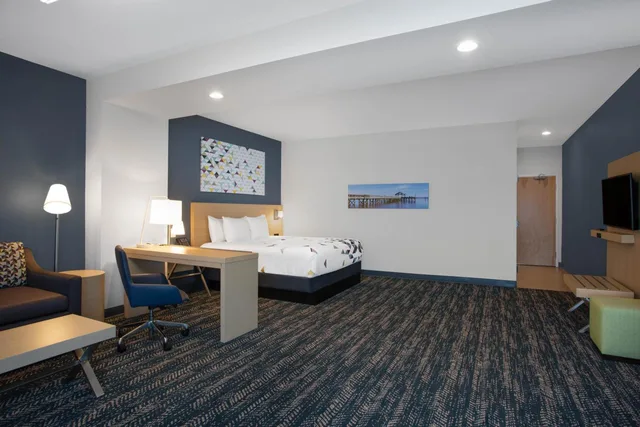 جناح استوديو ديلوكس بسرير كينج مع أريكة، La Quinta Inn & Suites by Wyndham Manassas, VA- Dulles Airport 2/3