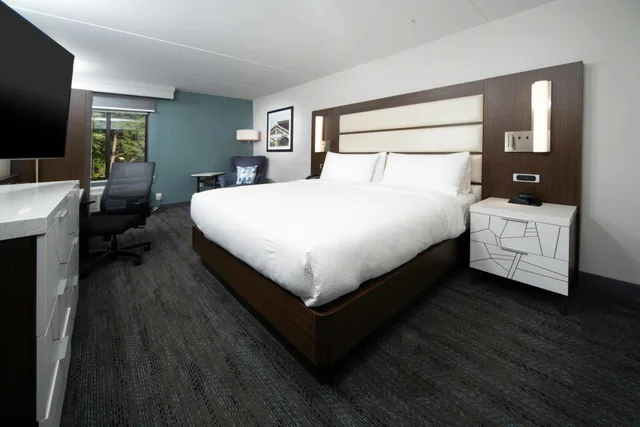 غرفة بسرير كينج بحوض استحمام لذوي الإعاقة، Four Points by Sheraton Fayetteville Fort Liberty 6/10