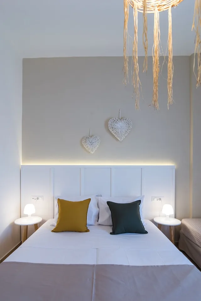 Superior, Studio, Twin Beds, Mirage Studios 1/9