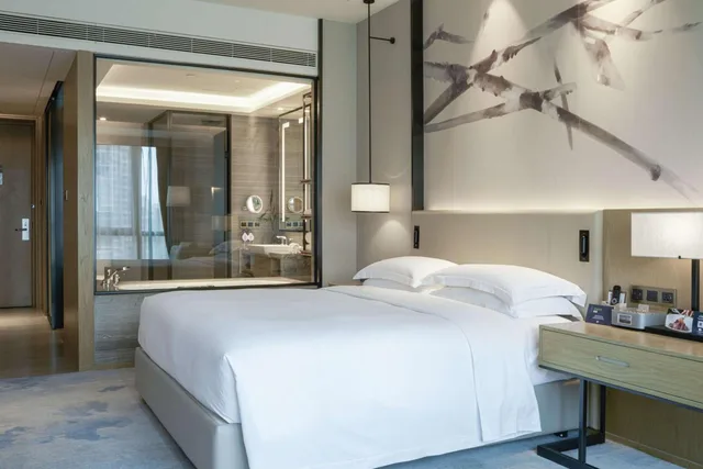 غرفة ديلوكس بسرير كينج بإطلالة على المسبح، Doubletree By Hilton Shenzhen Longhua 2/5