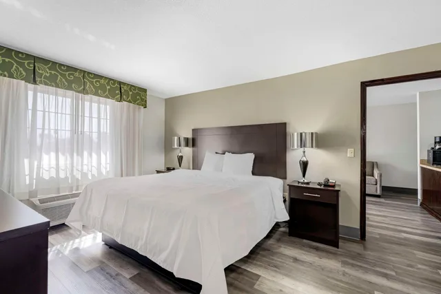 جناح بسرير كينج، Quality Inn Siloam Springs 1/6