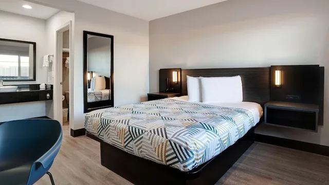 غرفة ديلوكس بسرير كوين، Motel6 Eureka, CA – Redwood Coast 3/10