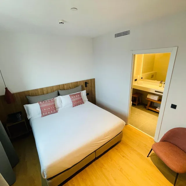 2 Bedrooms, Apartment, King Bed, City View, Tembo Barcelona 2/4