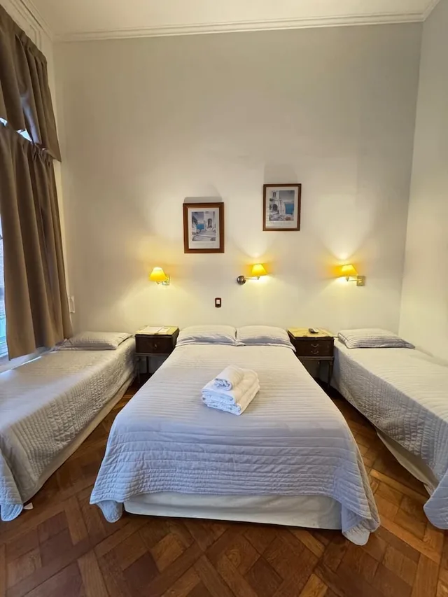 غرفة رباعية بسرير مزدوج وسريرين منفصلين بشرفة، Hotel Frossard 1/7