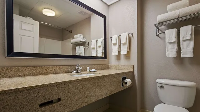 غرفة قياسية بسرير كينج بحوض جاكوزي، Best Western Lake Cumberland Inn 6/7
