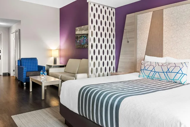 Room, King Bed, Bathtub, VIP Floor, Accessible، Best Western Premier Winnipeg East 3/8