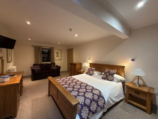 غرفة عائلية بسرير مزدوج مع أريكة في الطابق الأرضي، Belvilla Inverness Craigmonie Hotel 3/7