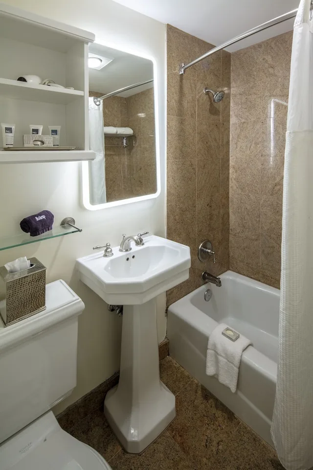 غرفة بسرير كوين، Collegian Hotel and Suites, Trademark Collection By Wyndham 4/5