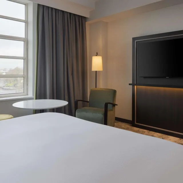 غرفة تنفيذية بسرير كينج بإطلالة مع دخول الصالة، Hilton Cardiff Hotel 3/17