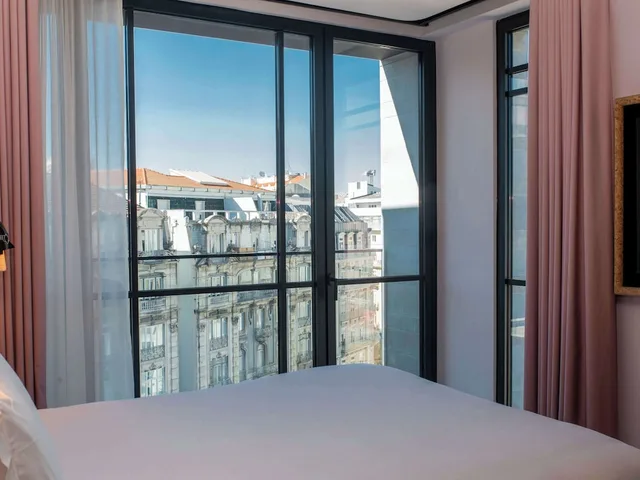 Small Mama, Queen Bed، Mama Shelter Lisboa 3/7