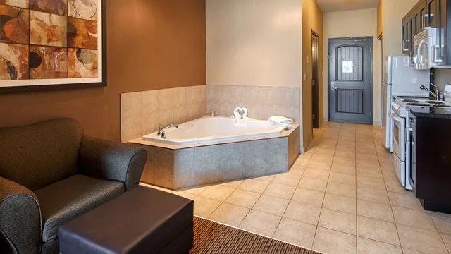 جناح بسرير كينج بمطبخ، Best Western Estevan Inn & Suites 3/3