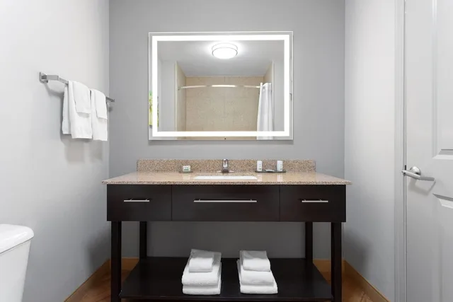 غرفة ديلوكس تنفيذية بسرير كينج، La Quinta Inn & Suites by Wyndham Columbus - Edinburgh 3/4