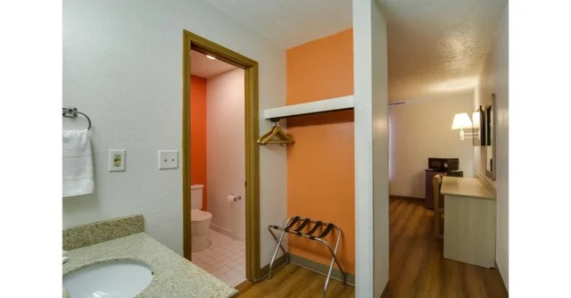 غرفة بسرير كينج للمدخنين، Motel6 Waukegan, IL 3/7