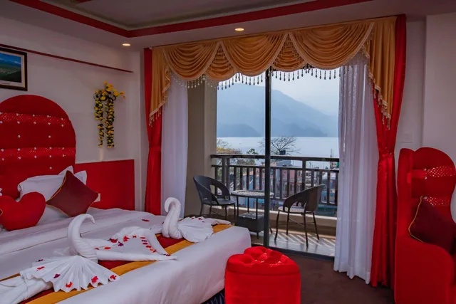 جناح شهر العسل بسرير كوين مع أريكة بجاكوزي، Pokhara Village Resort 2/3