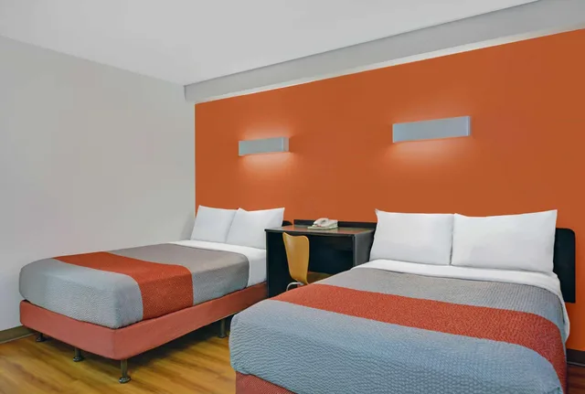 2 Full Beds - ADA/Tub، Motel6 Cutler Bay, FL - Miami 2/5