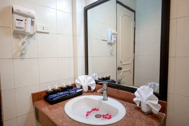 غرفة أساسية بسريرين منفصلين بإطلالة على المدينة بغرفة نوم واحدة بحوض استحمام، Hoa Binh Hotel 5/5